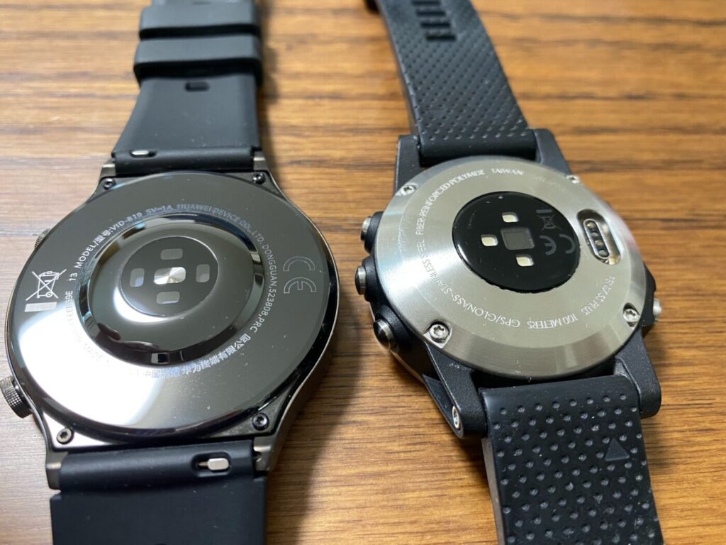 左:HUAWAI GT2Pro / 右:GARMIN Fenix5S